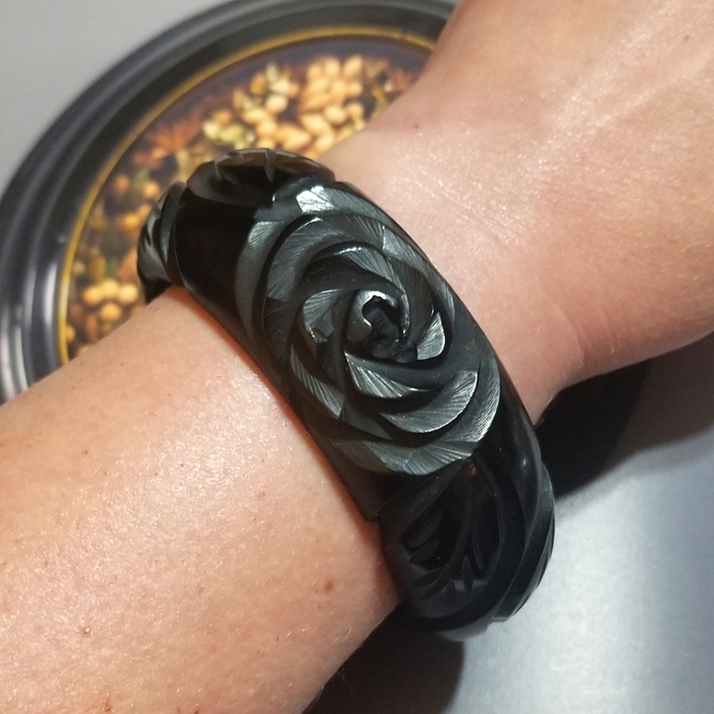 Genuine BAKELITE Deeply Carved Bangle Bracelet - Picture 4 of 8